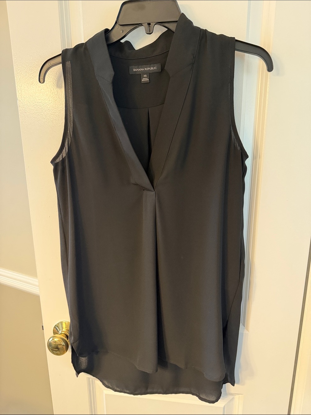 Banana Republic Women’s XS Black Sleeveless V-Neck Camisole Tank Blouse long